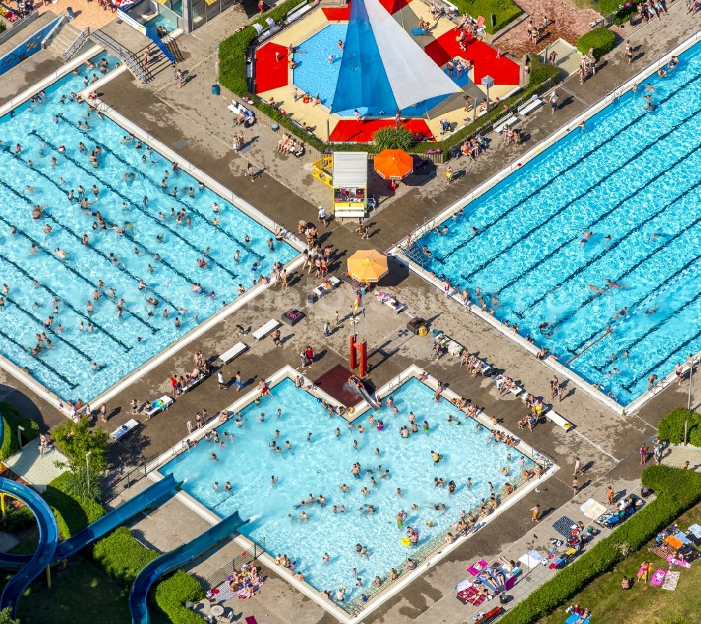 Hamm from above - Bathers on the lawn by the pool of the swimming pool in South Hamm in North Rhine-Westphalia