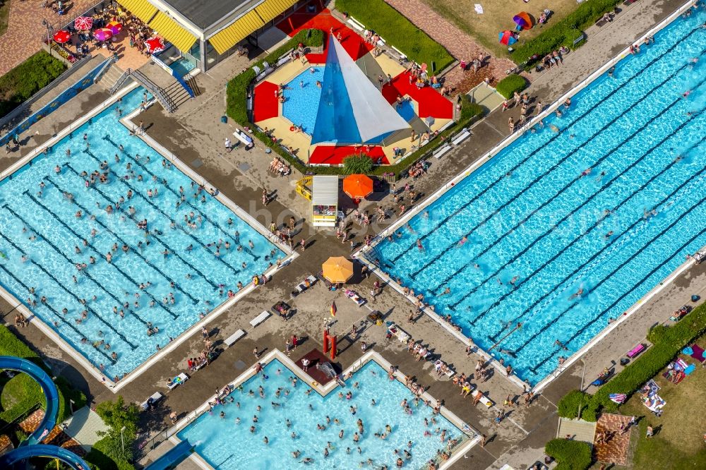 Hamm from the bird's eye view: Bathers on the lawn by the pool of the swimming pool in South Hamm in North Rhine-Westphalia