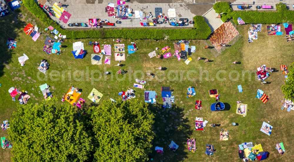 Hamm from above - Bathers on the lawn by the pool of the swimming pool in South Hamm in North Rhine-Westphalia