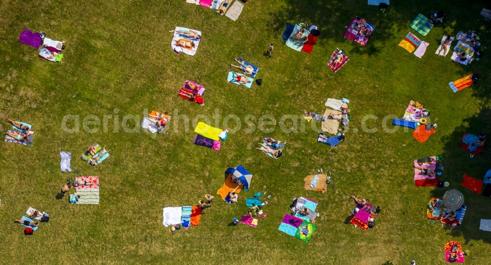 Hattingen from the bird's eye view: Badegaeste auf den Liegewiesen am Schwimmbecken des Freibades in Hattingen in the state North Rhine-Westphalia