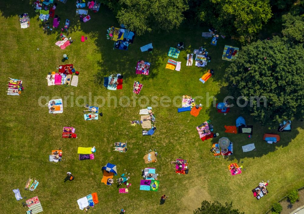 Aerial photograph Hattingen - Badegaeste auf den Liegewiesen am Schwimmbecken des Freibades in Hattingen in the state North Rhine-Westphalia