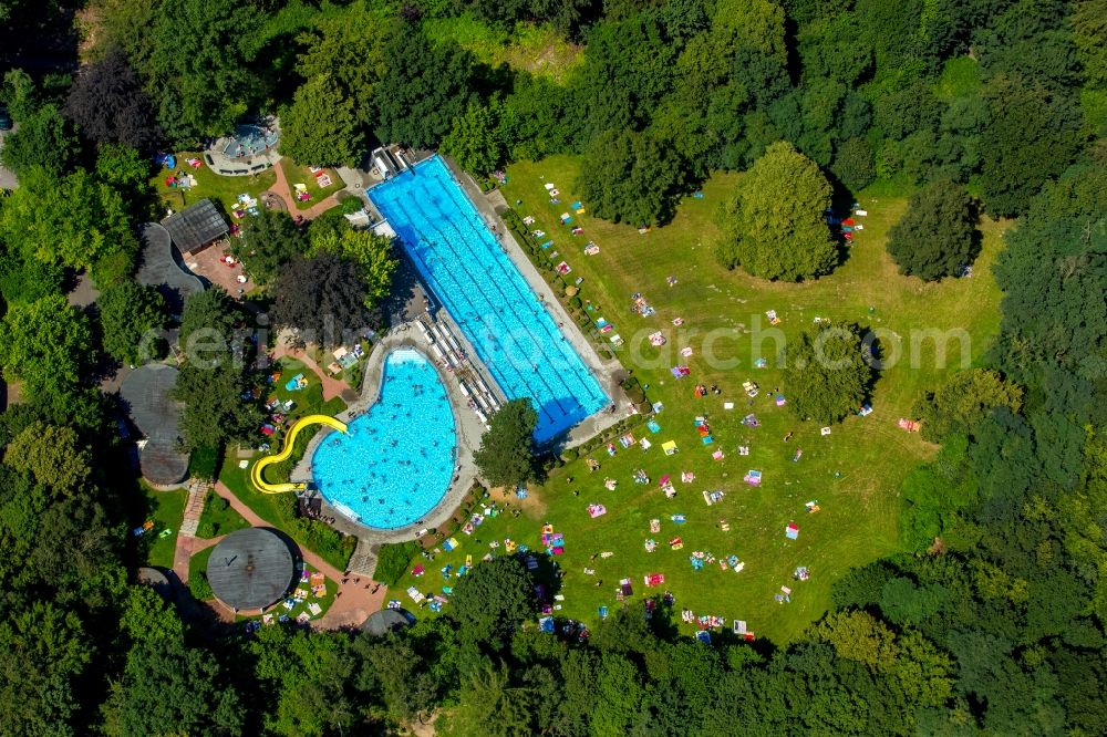 Hattingen from the bird's eye view: Bathers on the lawn by the pool of the swimming pool in Hattingen in the state North Rhine-Westphalia