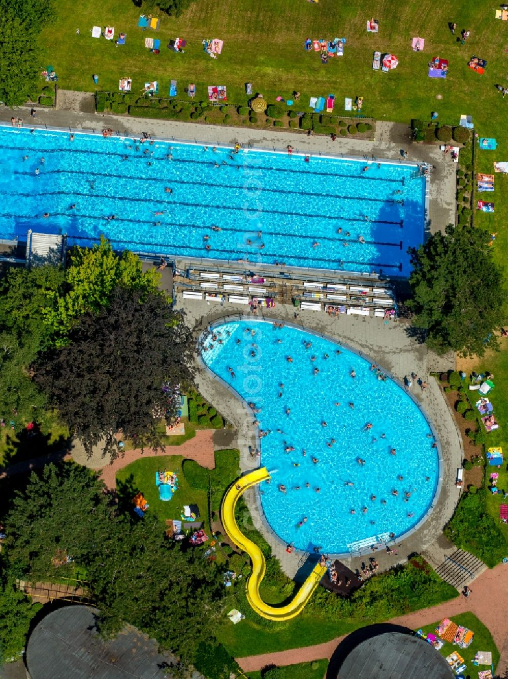 Aerial image Hattingen - Bathers on the lawn by the pool of the swimming pool in Hattingen in the state North Rhine-Westphalia