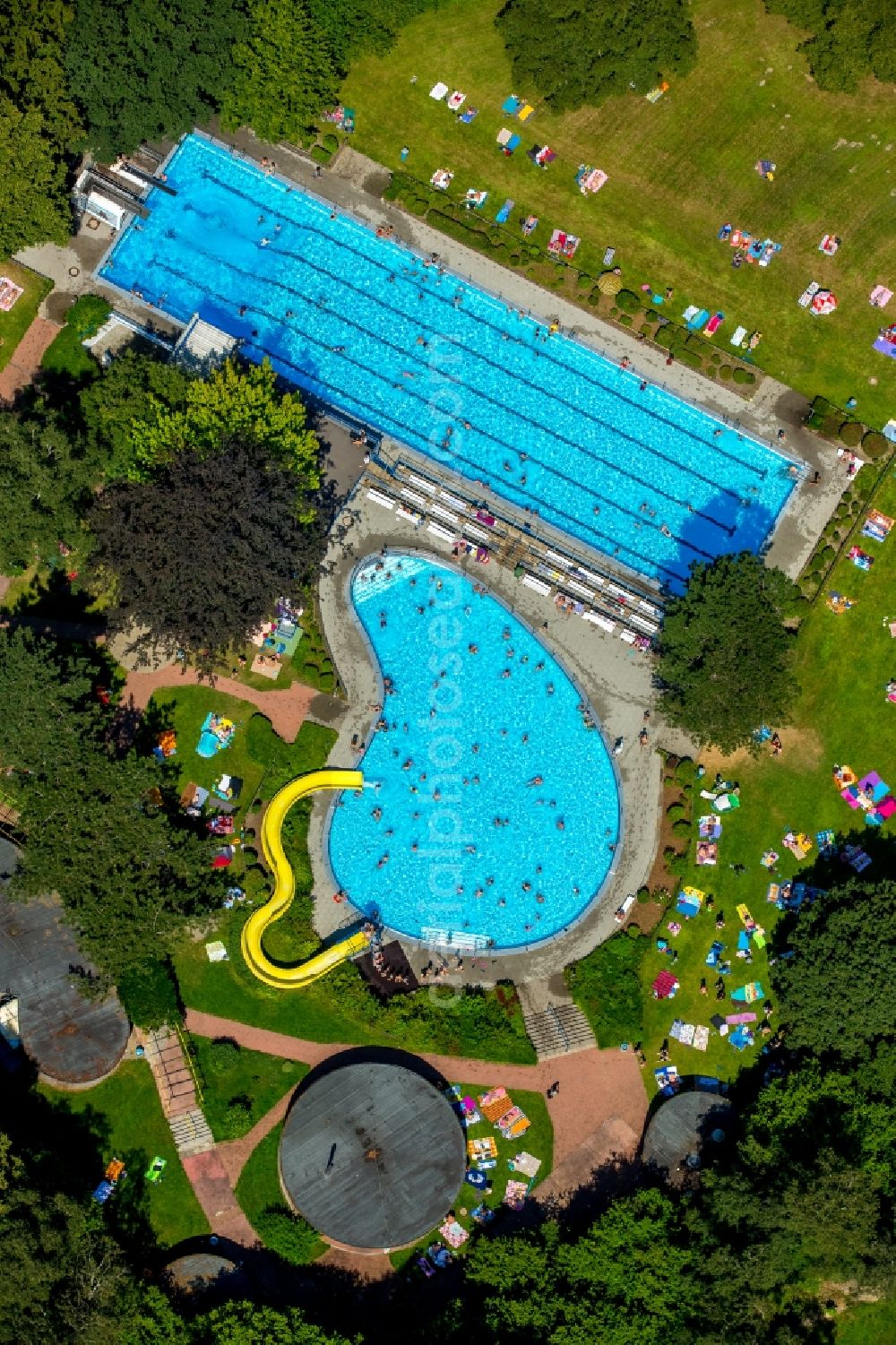 Aerial photograph Hattingen - Bathers on the lawn by the pool of the swimming pool in Hattingen in the state North Rhine-Westphalia