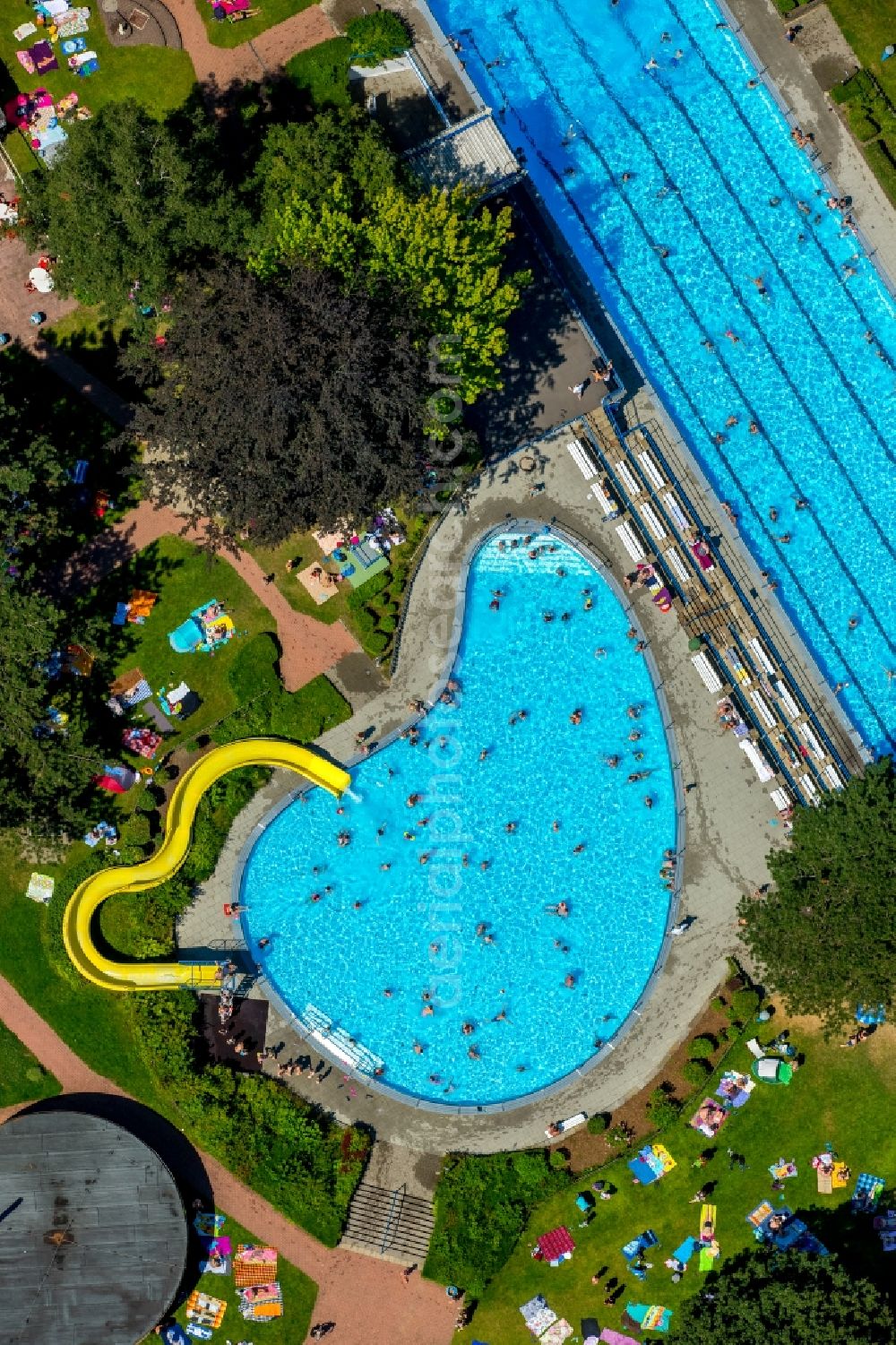 Hattingen from above - Bathers on the lawn by the pool of the swimming pool in Hattingen in the state North Rhine-Westphalia