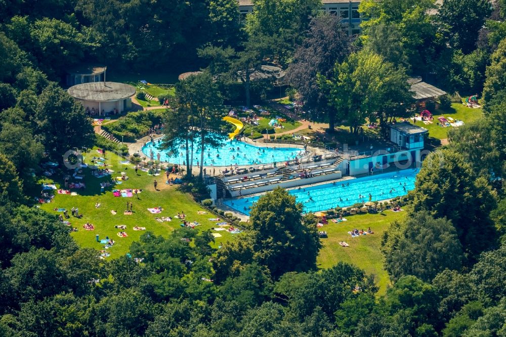 Hattingen from the bird's eye view: Bathers on the lawn by the pool of the swimming pool in Hattingen in the state North Rhine-Westphalia