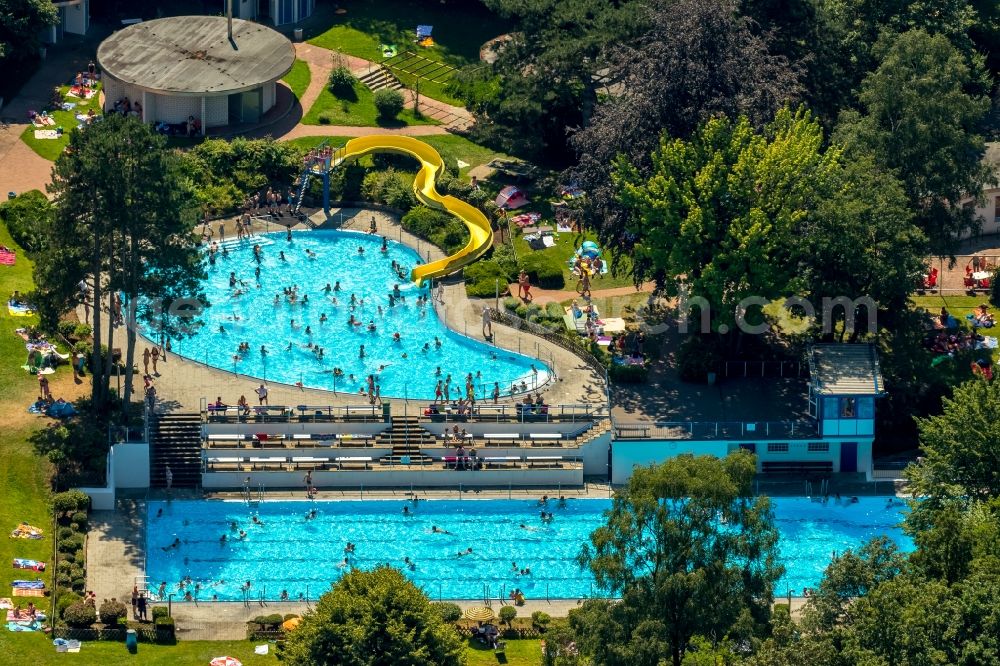 Aerial image Hattingen - Bathers on the lawn by the pool of the swimming pool in Hattingen in the state North Rhine-Westphalia