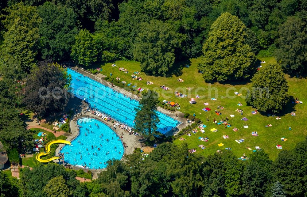 Aerial photograph Hattingen - Bathers on the lawn by the pool of the swimming pool in Hattingen in the state North Rhine-Westphalia