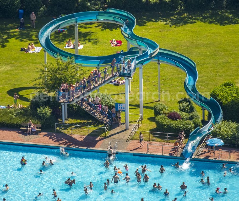 Aerial image Heiligenhaus - Badegaeste auf den Liegewiesen am Schwimmbecken des Freibades in Heiligenhaus in the state North Rhine-Westphalia