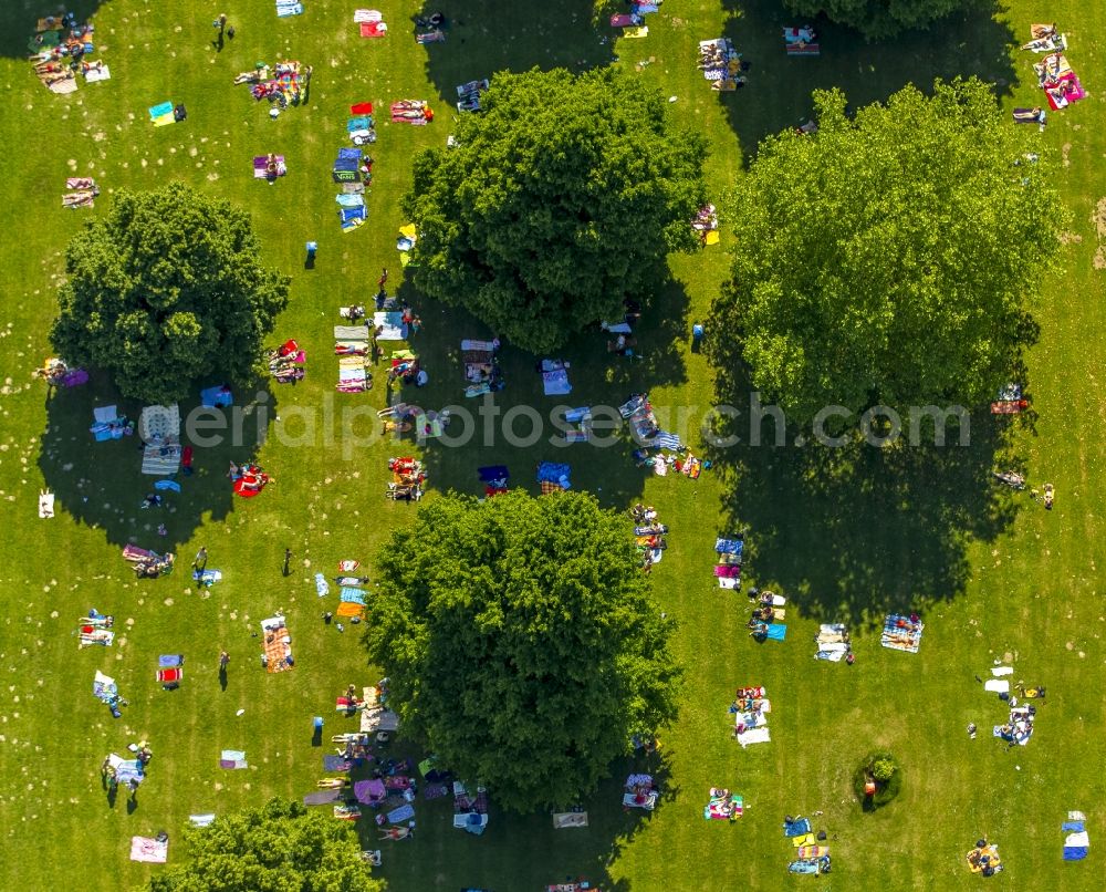 Aerial photograph Heiligenhaus - Badegaeste auf den Liegewiesen am Schwimmbecken des Freibades in Heiligenhaus in the state North Rhine-Westphalia