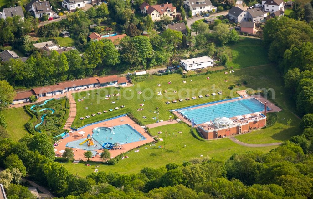 Aerial photograph Hagen - Bathers on the lawn by the pool of the swimming pool Hestert in Hagen in the state North Rhine-Westphalia