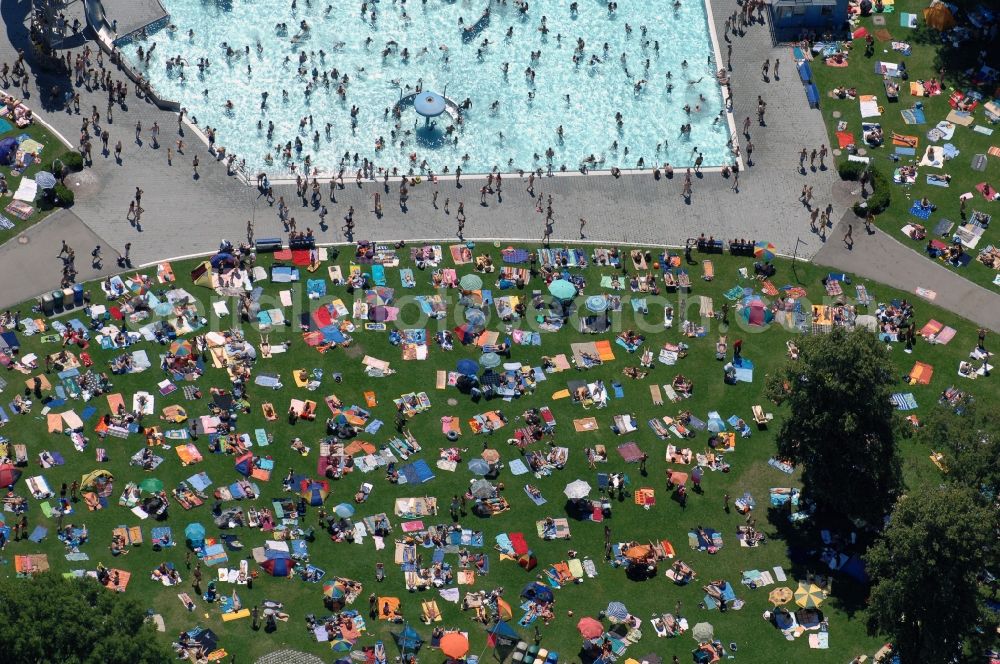 München from the bird's eye view: Bathers on the lawn by the pool of the swimming pool Michaelibad on Heinrich-Wieland-Strasse in the district Ramersdorf-Perlach in Munich in the state Bavaria, Germany