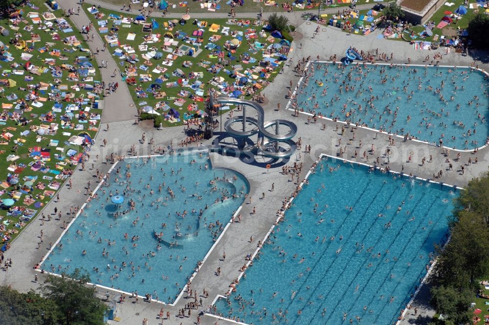 Aerial image München - Bathers on the lawn by the pool of the swimming pool Michaelibad on Heinrich-Wieland-Strasse in the district Ramersdorf-Perlach in Munich in the state Bavaria, Germany