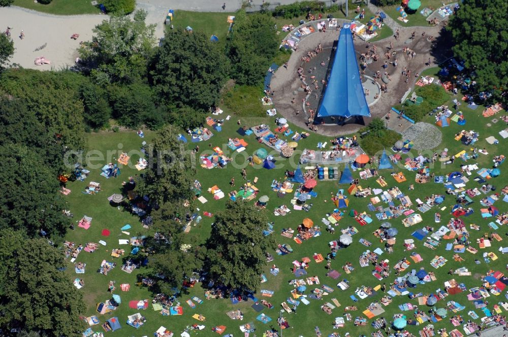 Aerial photograph München - Bathers on the lawn by the pool of the swimming pool Michaelibad on Heinrich-Wieland-Strasse in the district Ramersdorf-Perlach in Munich in the state Bavaria, Germany