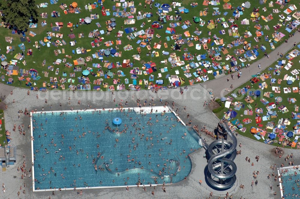 München from above - Bathers on the lawn by the pool of the swimming pool Michaelibad on Heinrich-Wieland-Strasse in the district Ramersdorf-Perlach in Munich in the state Bavaria, Germany