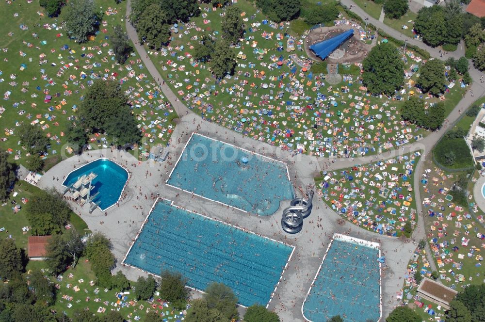 München from the bird's eye view: Bathers on the lawn by the pool of the swimming pool Michaelibad on Heinrich-Wieland-Strasse in the district Ramersdorf-Perlach in Munich in the state Bavaria, Germany