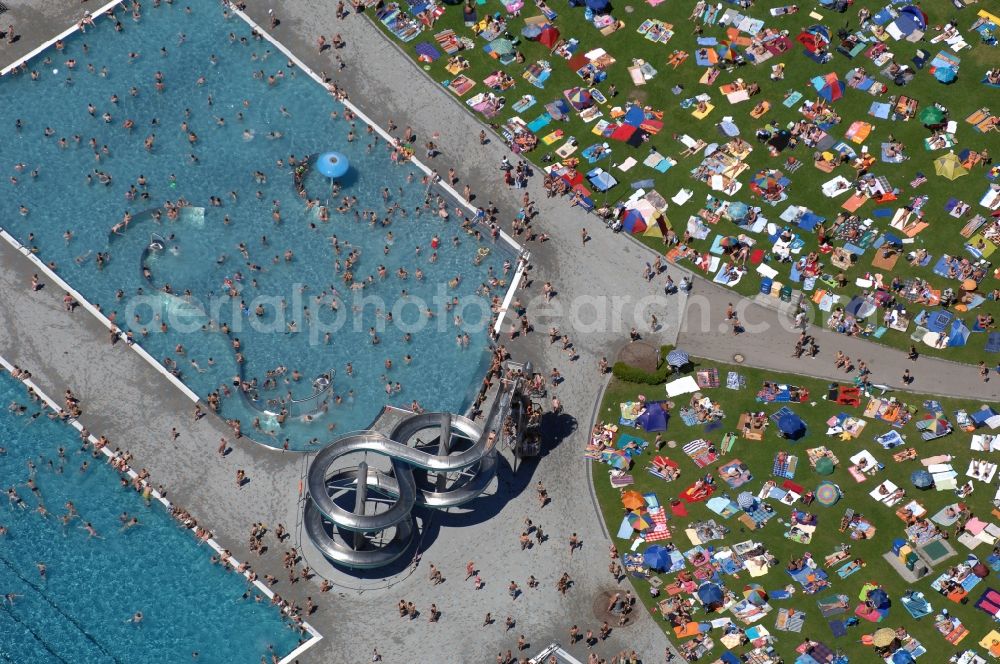 Aerial image München - Bathers on the lawn by the pool of the swimming pool Michaelibad on Heinrich-Wieland-Strasse in the district Ramersdorf-Perlach in Munich in the state Bavaria, Germany