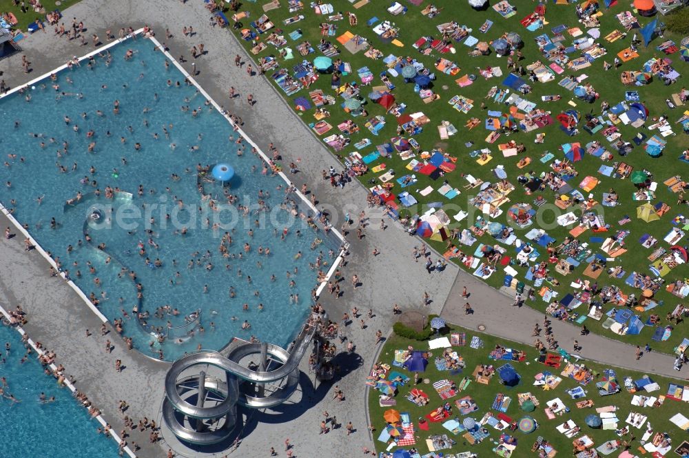 Aerial photograph München - Bathers on the lawn by the pool of the swimming pool Michaelibad on Heinrich-Wieland-Strasse in the district Ramersdorf-Perlach in Munich in the state Bavaria, Germany