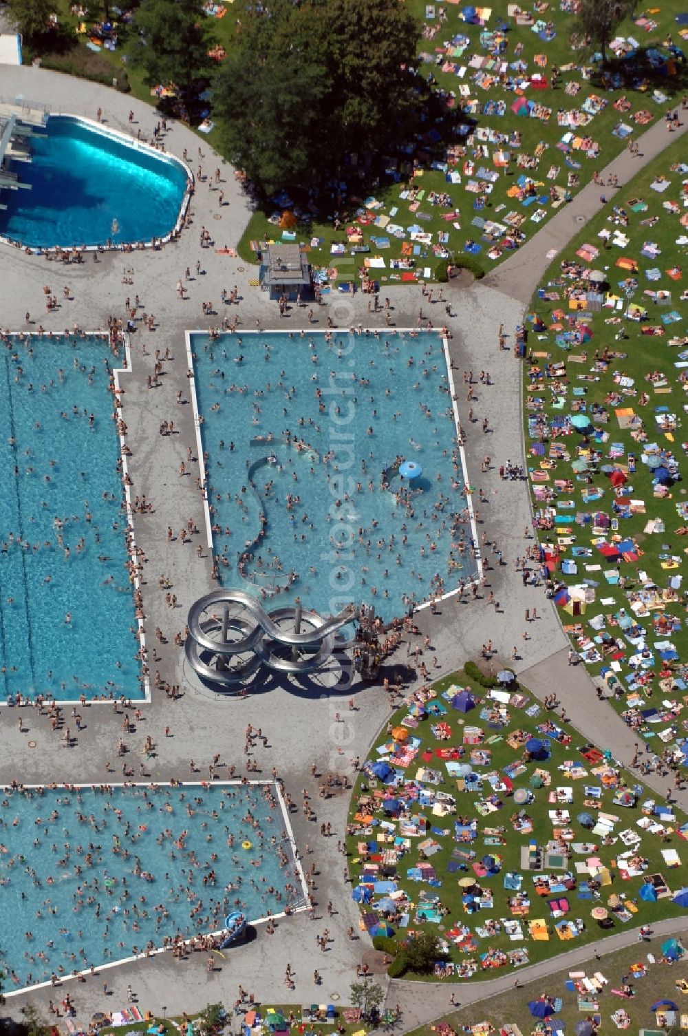 München from above - Bathers on the lawn by the pool of the swimming pool Michaelibad on Heinrich-Wieland-Strasse in the district Ramersdorf-Perlach in Munich in the state Bavaria, Germany