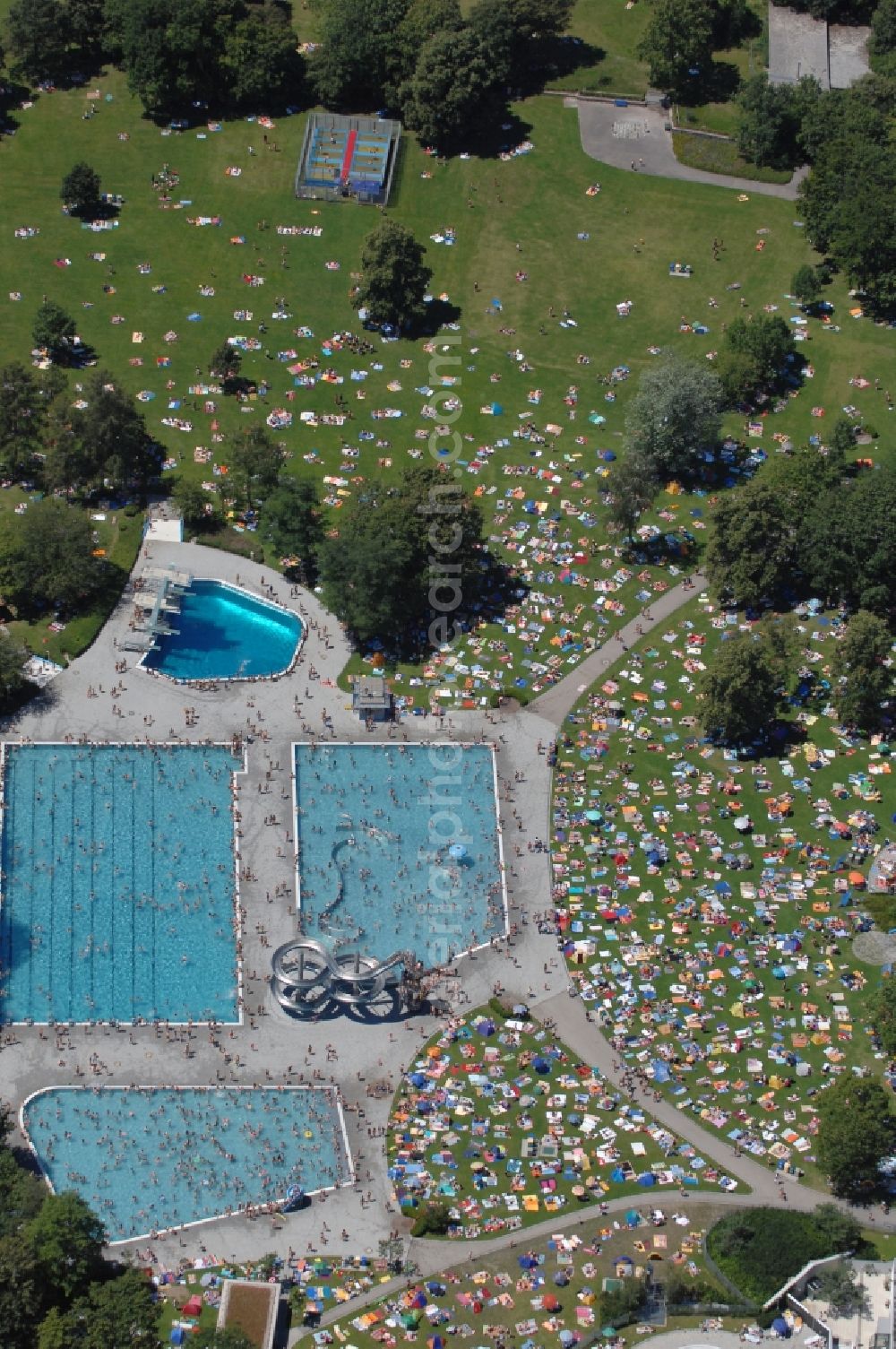 München from the bird's eye view: Bathers on the lawn by the pool of the swimming pool Michaelibad on Heinrich-Wieland-Strasse in the district Ramersdorf-Perlach in Munich in the state Bavaria, Germany