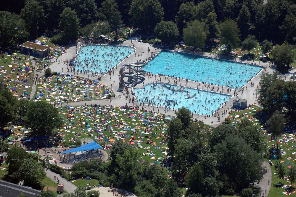 Aerial image München - Bathers on the lawn by the pool of the swimming pool Michaelibad on Heinrich-Wieland-Strasse in the district Ramersdorf-Perlach in Munich in the state Bavaria, Germany