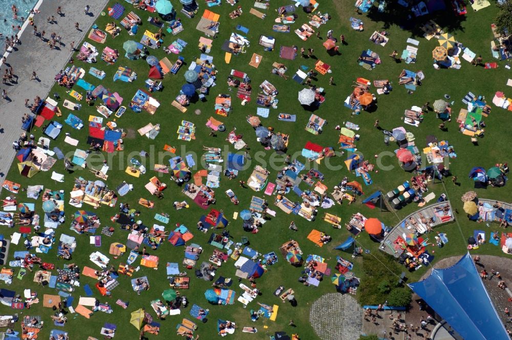 München from above - Bathers on the lawn by the pool of the swimming pool Michaelibad on Heinrich-Wieland-Strasse in the district Ramersdorf-Perlach in Munich in the state Bavaria, Germany