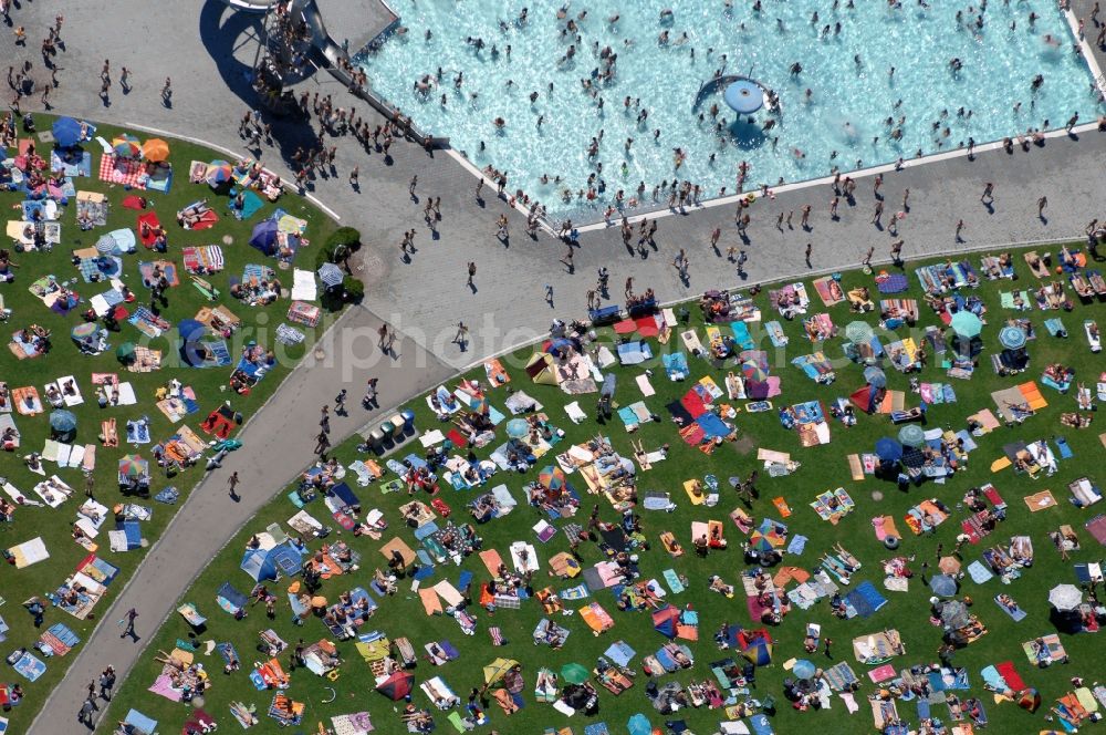 München from the bird's eye view: Bathers on the lawn by the pool of the swimming pool Michaelibad on Heinrich-Wieland-Strasse in the district Ramersdorf-Perlach in Munich in the state Bavaria, Germany