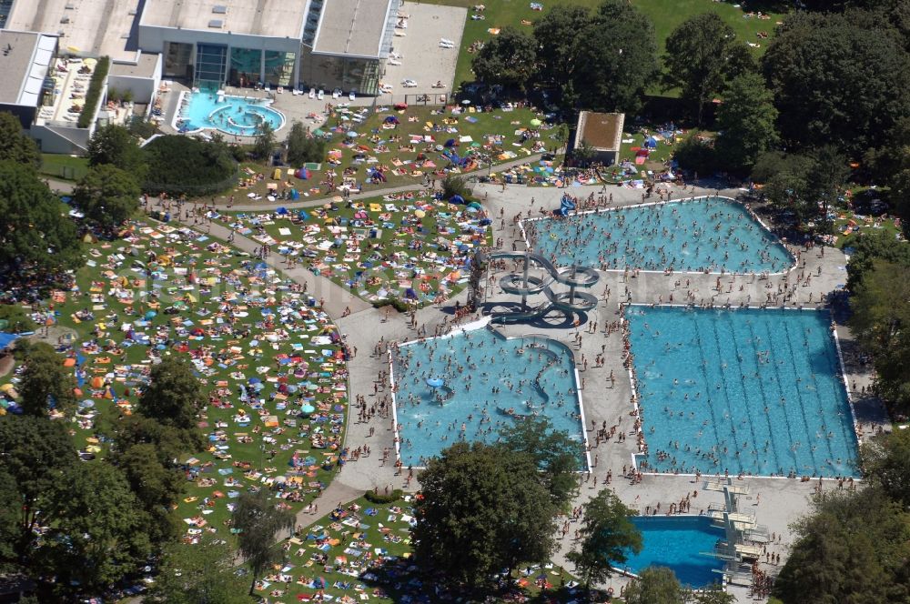 Aerial image München - Bathers on the lawn by the pool of the swimming pool Michaelibad on Heinrich-Wieland-Strasse in the district Ramersdorf-Perlach in Munich in the state Bavaria, Germany