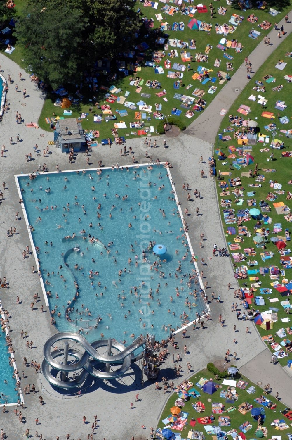 Aerial photograph München - Bathers on the lawn by the pool of the swimming pool Michaelibad on Heinrich-Wieland-Strasse in the district Ramersdorf-Perlach in Munich in the state Bavaria, Germany