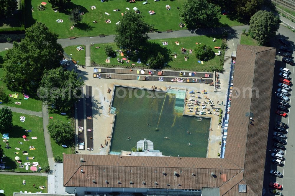 Stuttgart from the bird's eye view: Bathers on the lawn by the pool of the swimming pool Mineral-Heilbad Berg in Stuttgart in the state Baden-Wuerttemberg