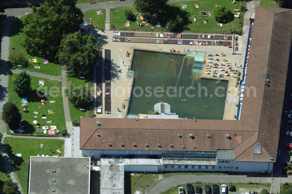 Aerial image Stuttgart - Bathers on the lawn by the pool of the swimming pool Mineral-Heilbad Berg in Stuttgart in the state Baden-Wuerttemberg