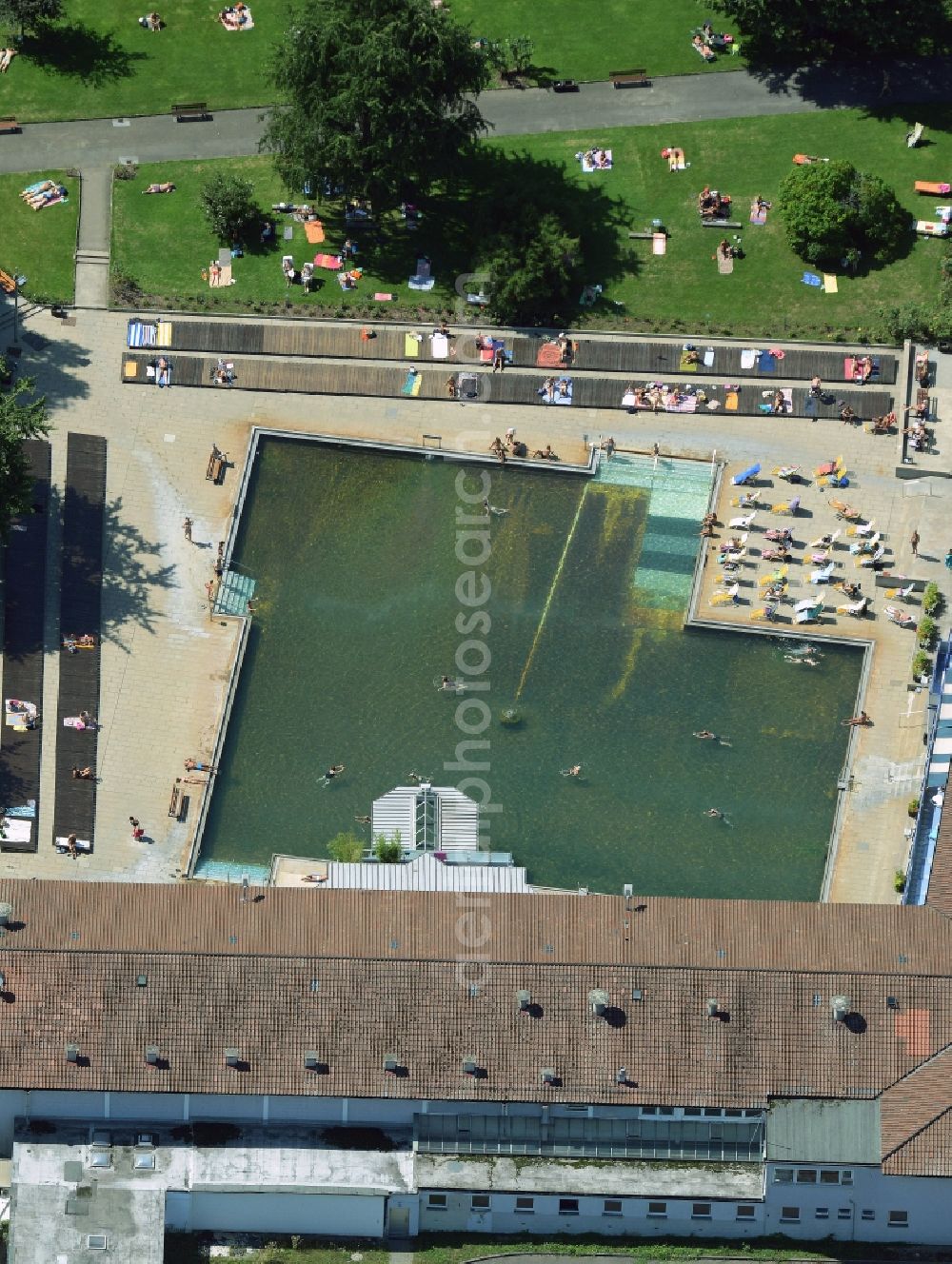 Aerial photograph Stuttgart - Bathers on the lawn by the pool of the swimming pool Mineral-Heilbad Berg in Stuttgart in the state Baden-Wuerttemberg