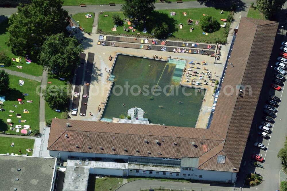 Stuttgart from above - Bathers on the lawn by the pool of the swimming pool Mineral-Heilbad Berg in Stuttgart in the state Baden-Wuerttemberg