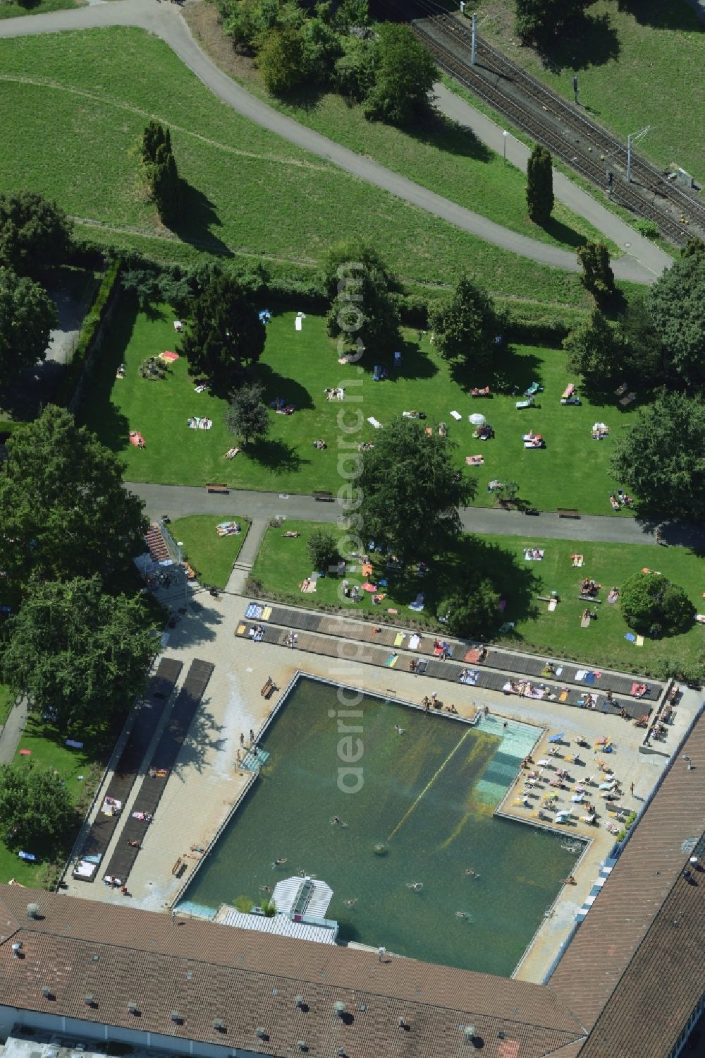 Stuttgart from the bird's eye view: Bathers on the lawn by the pool of the swimming pool Mineral-Heilbad Berg in Stuttgart in the state Baden-Wuerttemberg