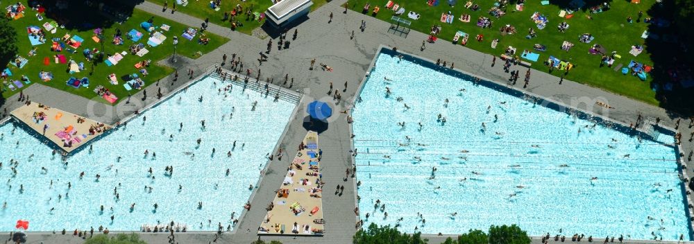 München from above - Bathers on the lawn by the pool of the swimming pool Schyrenbad on Claude-Lorrain-Strasse in the district Untergiesing-Harlaching in Munich in the state Bavaria, Germany