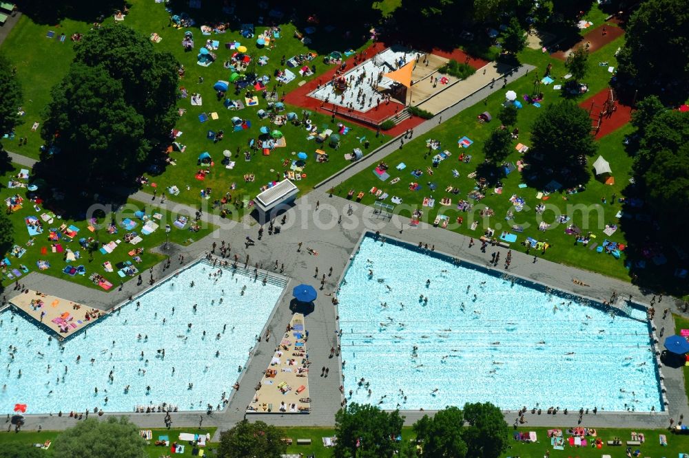 München from the bird's eye view: Bathers on the lawn by the pool of the swimming pool Schyrenbad on Claude-Lorrain-Strasse in the district Untergiesing-Harlaching in Munich in the state Bavaria, Germany