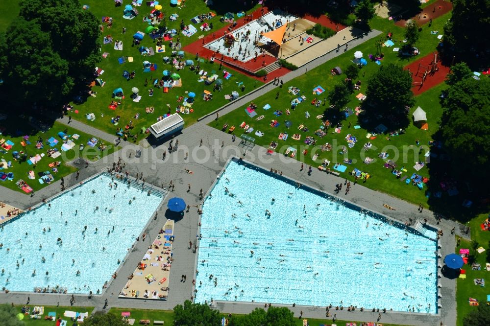 Aerial image München - Bathers on the lawn by the pool of the swimming pool Schyrenbad on Claude-Lorrain-Strasse in the district Untergiesing-Harlaching in Munich in the state Bavaria, Germany