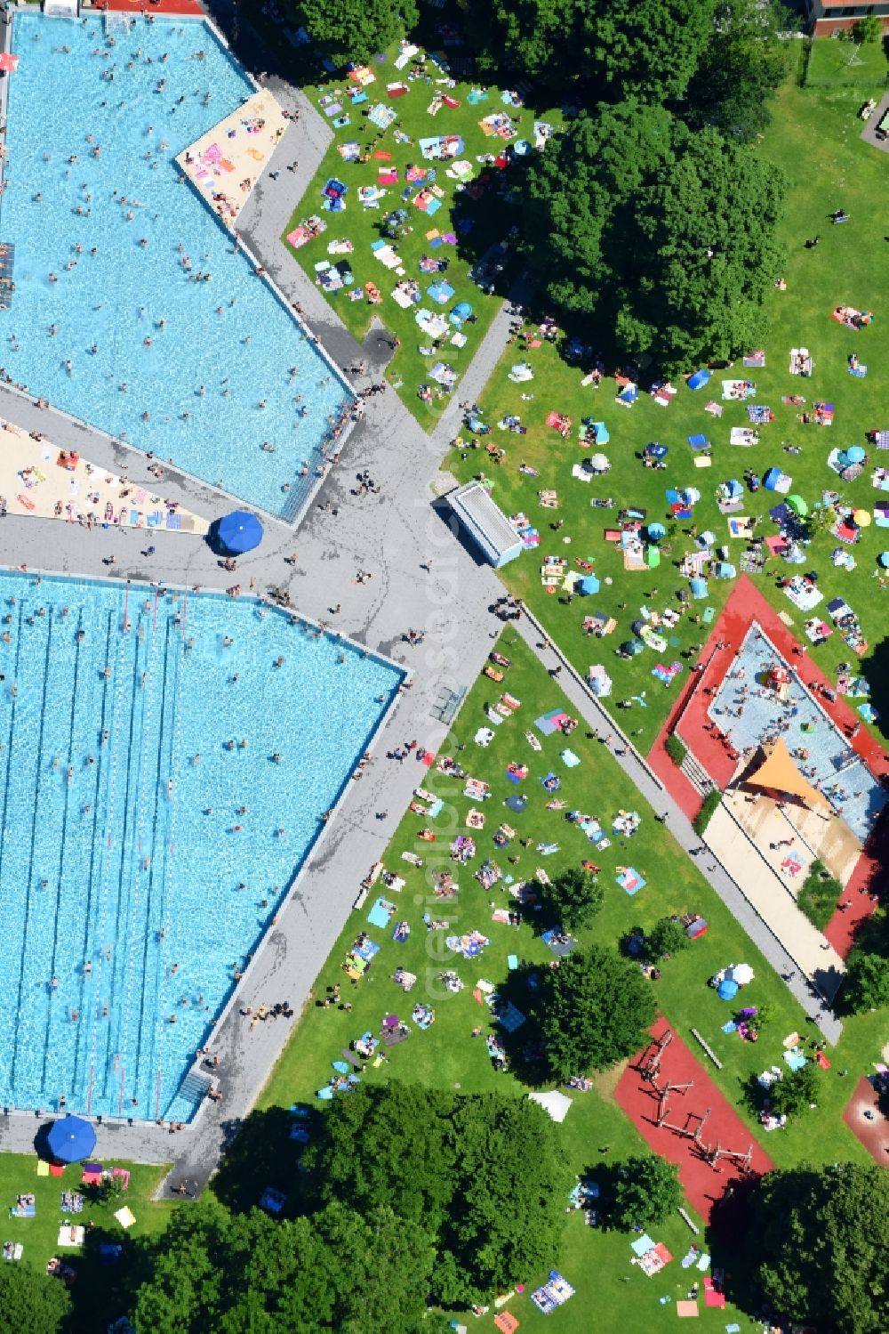 München from the bird's eye view: Bathers on the lawn by the pool of the swimming pool Schyrenbad on Claude-Lorrain-Strasse in the district Untergiesing-Harlaching in Munich in the state Bavaria, Germany