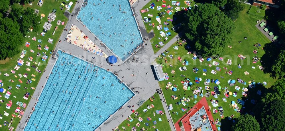 Aerial photograph München - Bathers on the lawn by the pool of the swimming pool Schyrenbad on Claude-Lorrain-Strasse in the district Untergiesing-Harlaching in Munich in the state Bavaria, Germany