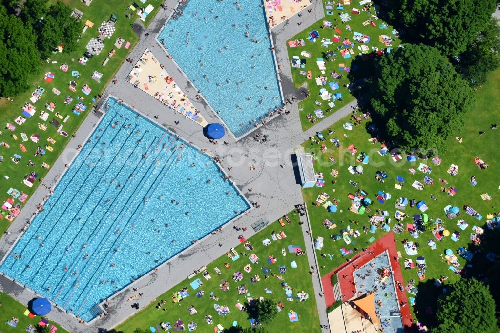 München from above - Bathers on the lawn by the pool of the swimming pool Schyrenbad on Claude-Lorrain-Strasse in the district Untergiesing-Harlaching in Munich in the state Bavaria, Germany