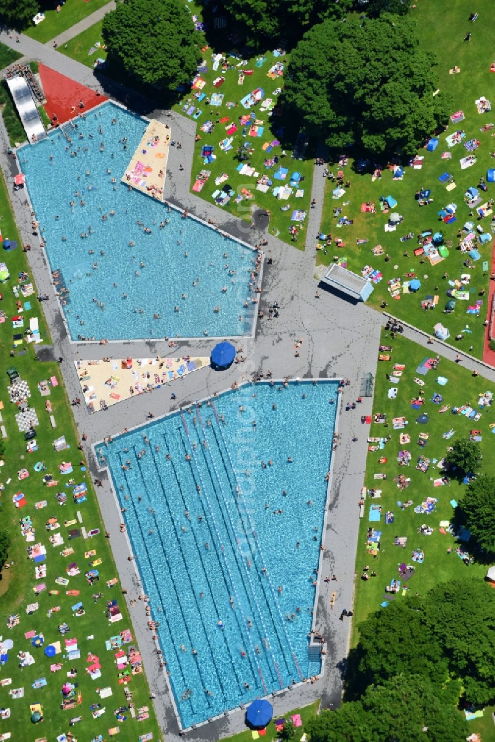 Aerial photograph München - Bathers on the lawn by the pool of the swimming pool Schyrenbad on Claude-Lorrain-Strasse in the district Untergiesing-Harlaching in Munich in the state Bavaria, Germany