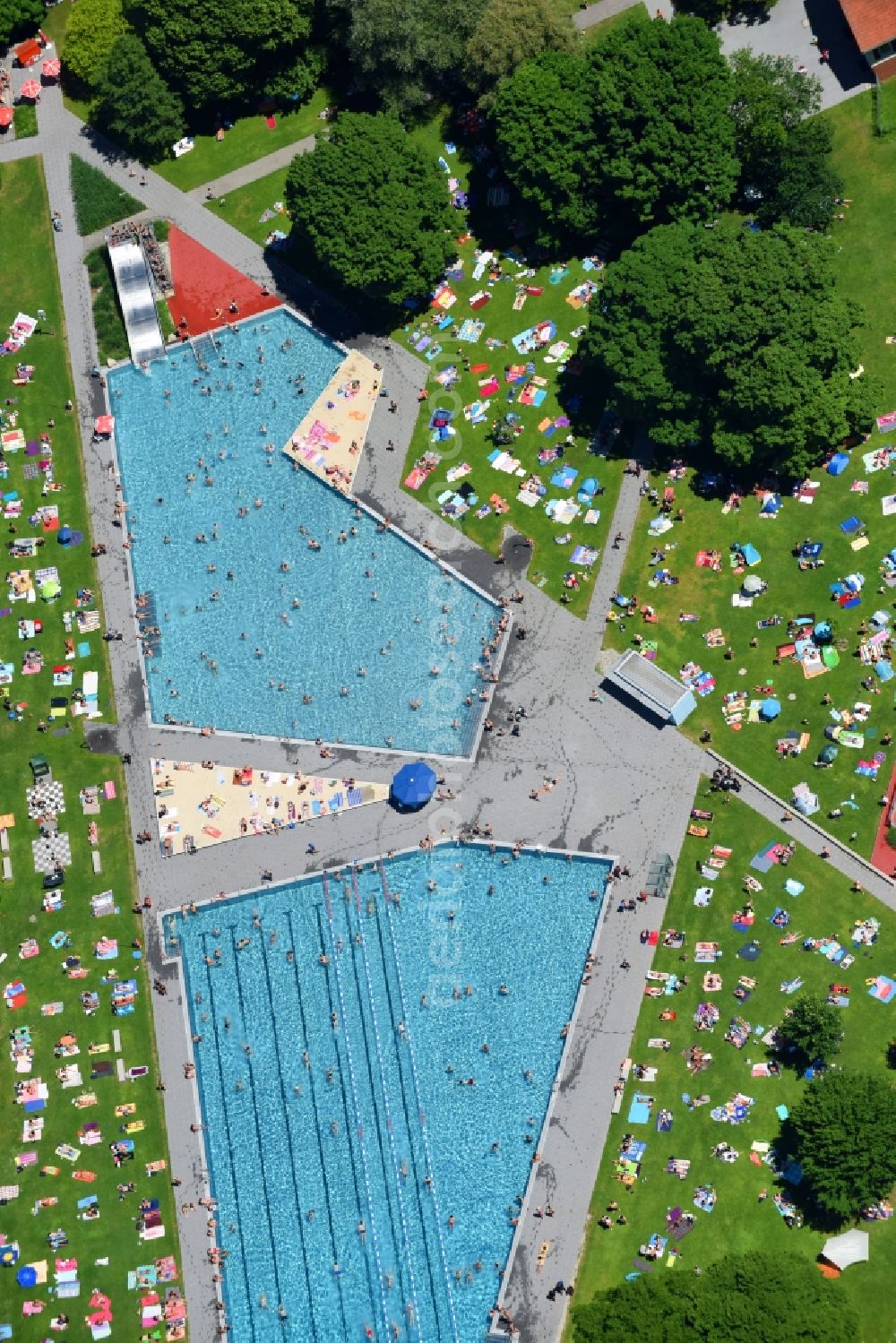 München from above - Bathers on the lawn by the pool of the swimming pool Schyrenbad on Claude-Lorrain-Strasse in the district Untergiesing-Harlaching in Munich in the state Bavaria, Germany