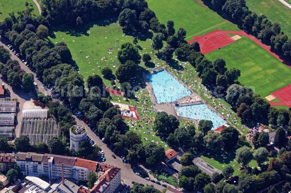 Aerial photograph München - Bathers on the lawn by the pool of the swimming pool Schyrenbad in Munich in the state Bavaria, Germany