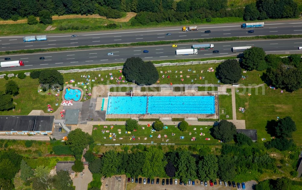 Bottrop from above - Bathers on the lawn by the pool of the swimming pool Stenkhoff-Bad on Stenkhoffstrasse in Bottrop in the state North Rhine-Westphalia