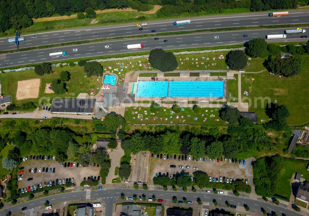 Bottrop from the bird's eye view: Bathers on the lawn by the pool of the swimming pool Stenkhoff-Bad on Stenkhoffstrasse in Bottrop in the state North Rhine-Westphalia