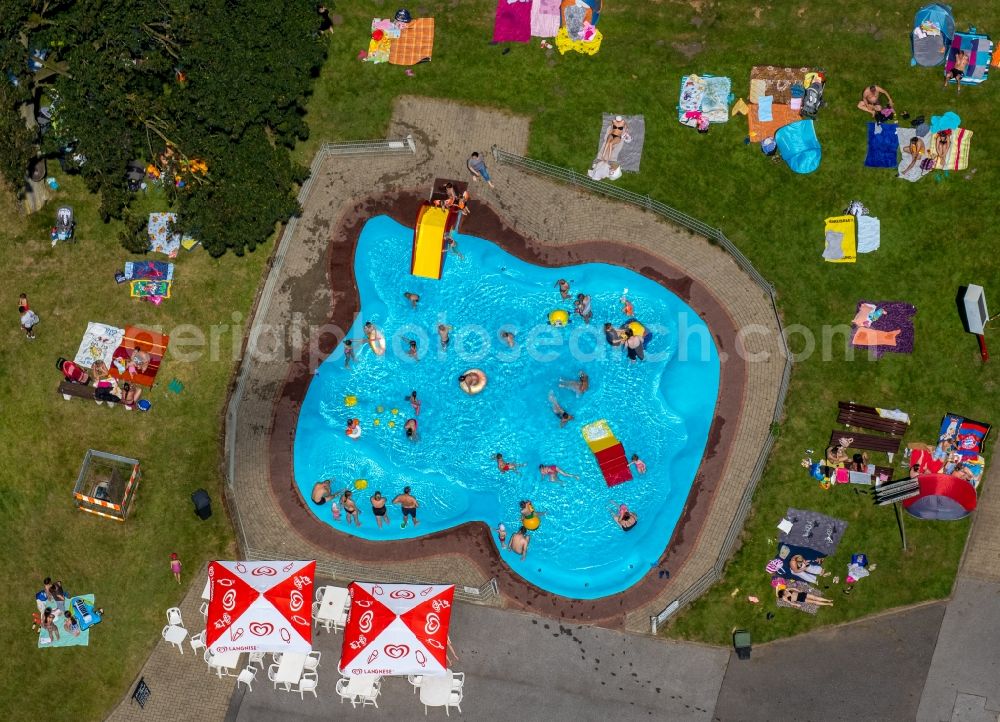 Aerial image Bottrop - Bathers on the lawn by the pool of the swimming pool Stenkhoff-Bad on Stenkhoffstrasse in Bottrop in the state North Rhine-Westphalia