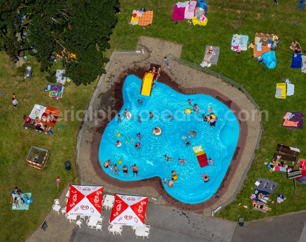 Aerial photograph Bottrop - Bathers on the lawn by the pool of the swimming pool Stenkhoff-Bad on Stenkhoffstrasse in Bottrop in the state North Rhine-Westphalia