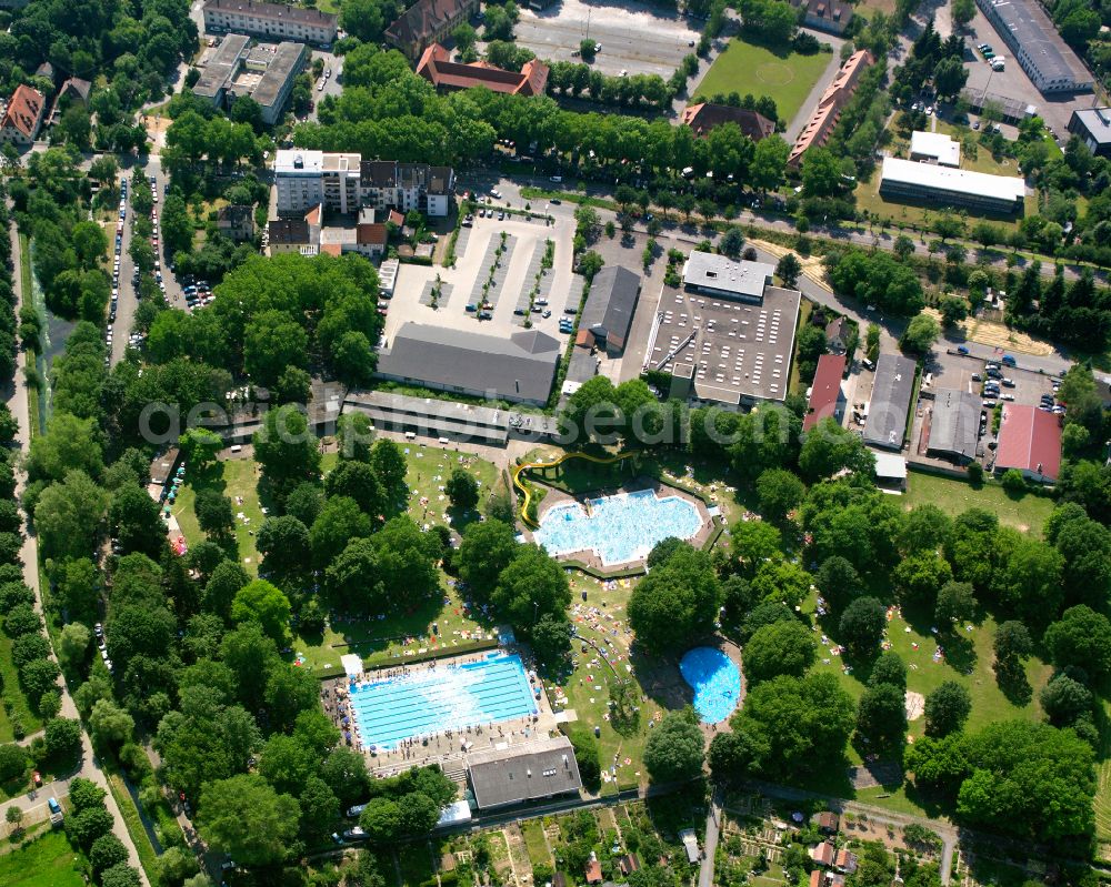 Karlsruhe from the bird's eye view: Bathers on the lawn by the pool of the swimming pool Turmbergbad on street Alte Weingartener Strasse in the district Durlach in Karlsruhe in the state Baden-Wuerttemberg, Germany