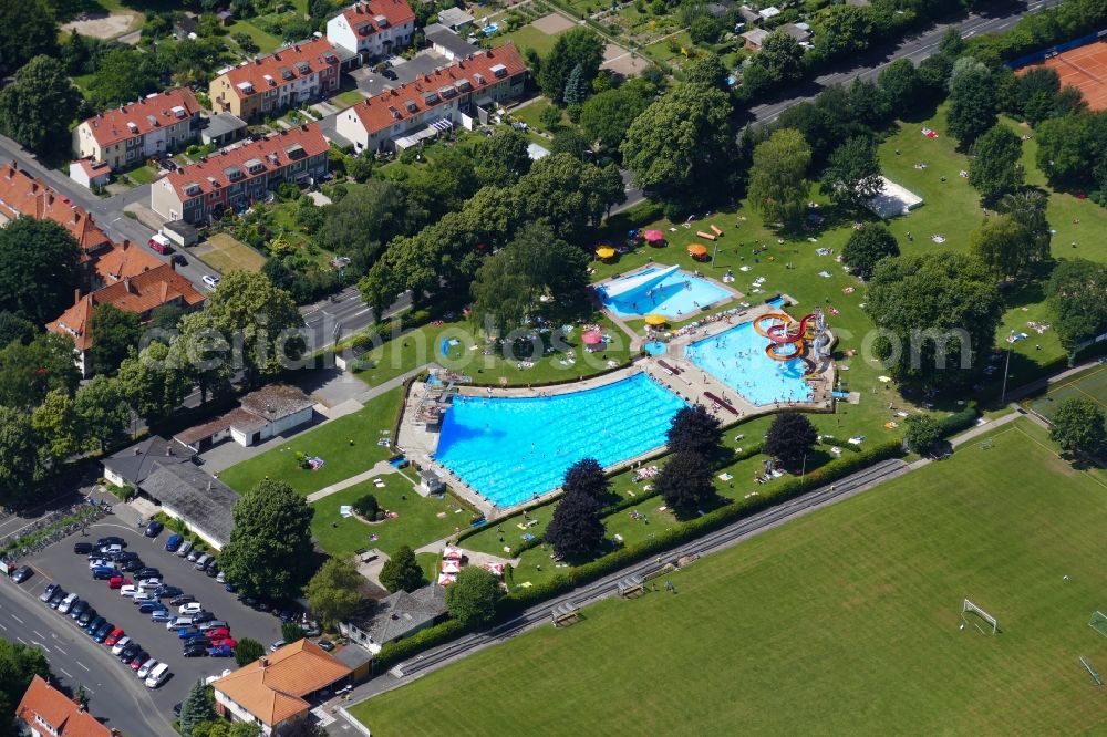 Aerial photograph Göttingen - Bathers on the lawn by the pool of the swimming pool Weende in Goettingen in the state Lower Saxony