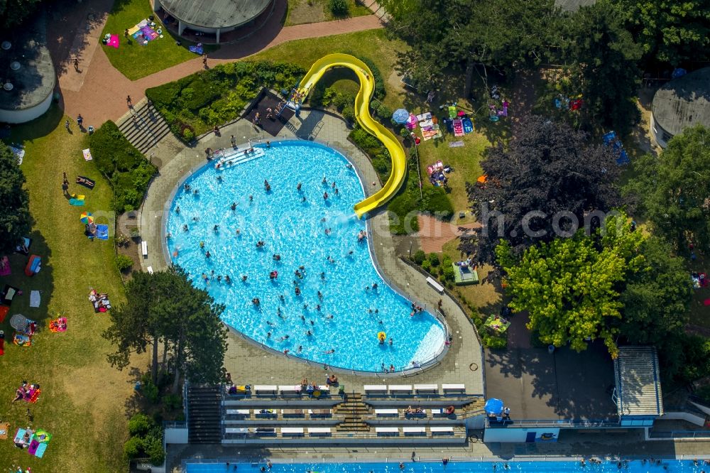 Hattingen from above - Bathers on the lawn by the pool of the swimming pool Welper in Hattingen in North Rhine-Westphalia